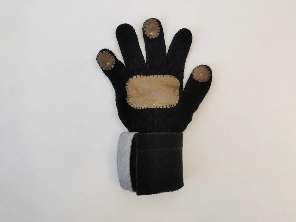 DriveSense smart glove with textile touch pads