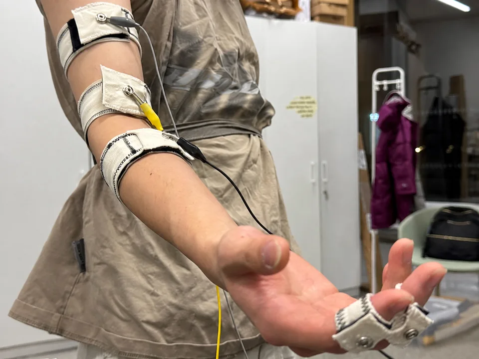 FlowUp wearable garment with physiological sensing modules